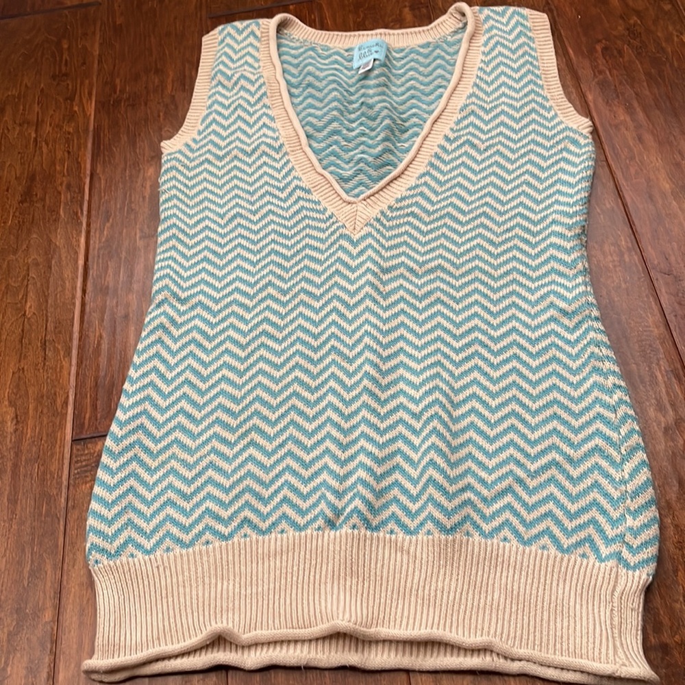 Kimchi & Blue Chevron style sleeveless sweater vest